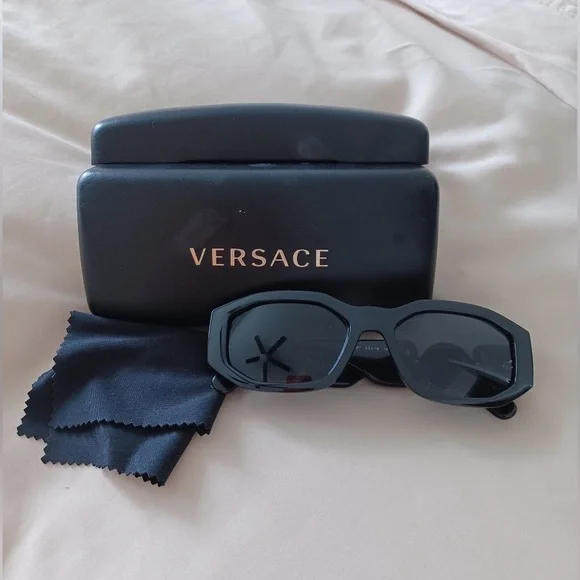 Authentic Versace sunglasses display picture 1